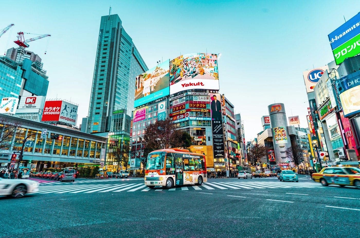 Cruce de calles en Shibuya, Tokio, con edificios y anuncios