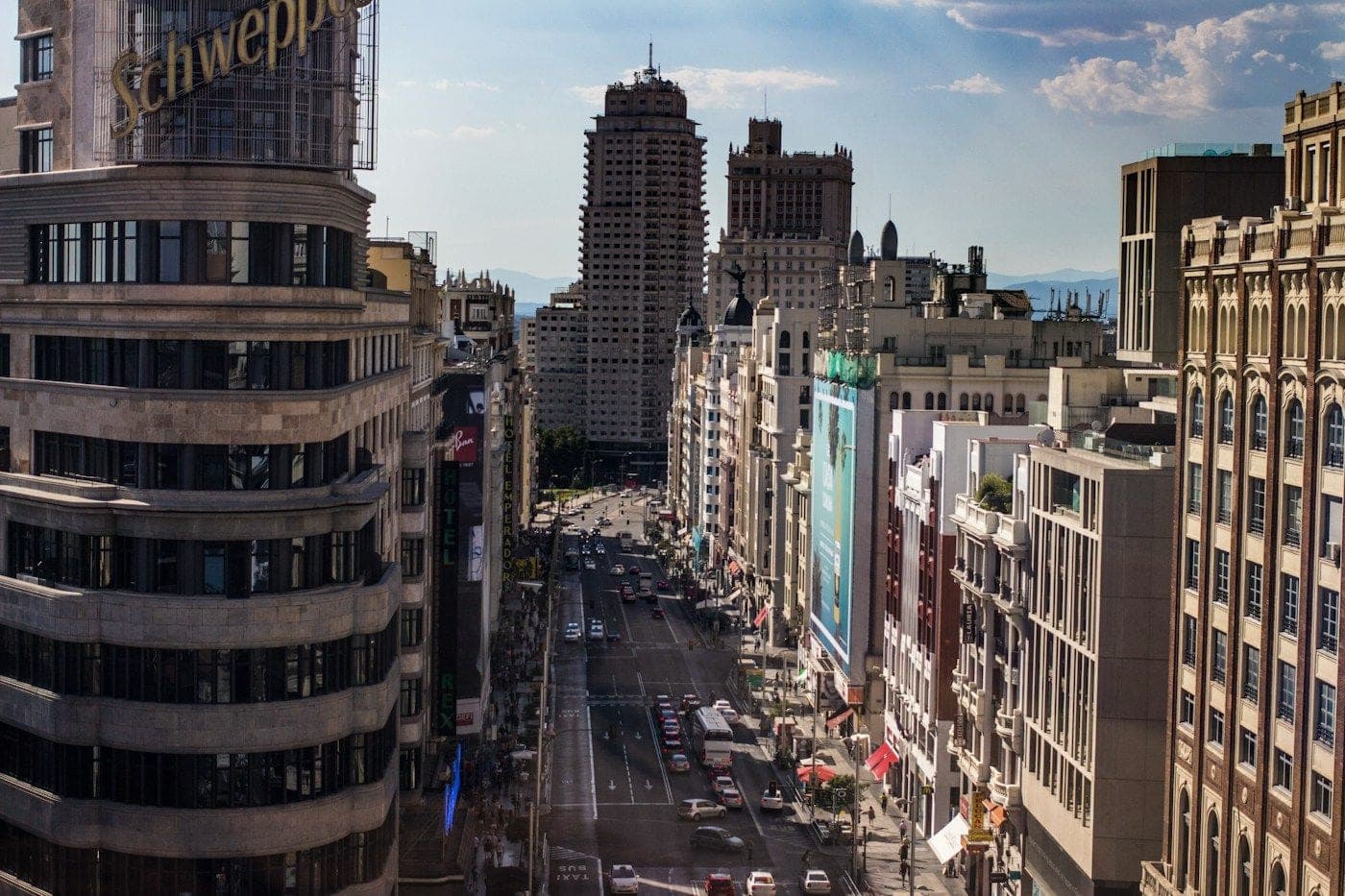 La Gran Vía de Madrid vista desde lo alto de un edificio