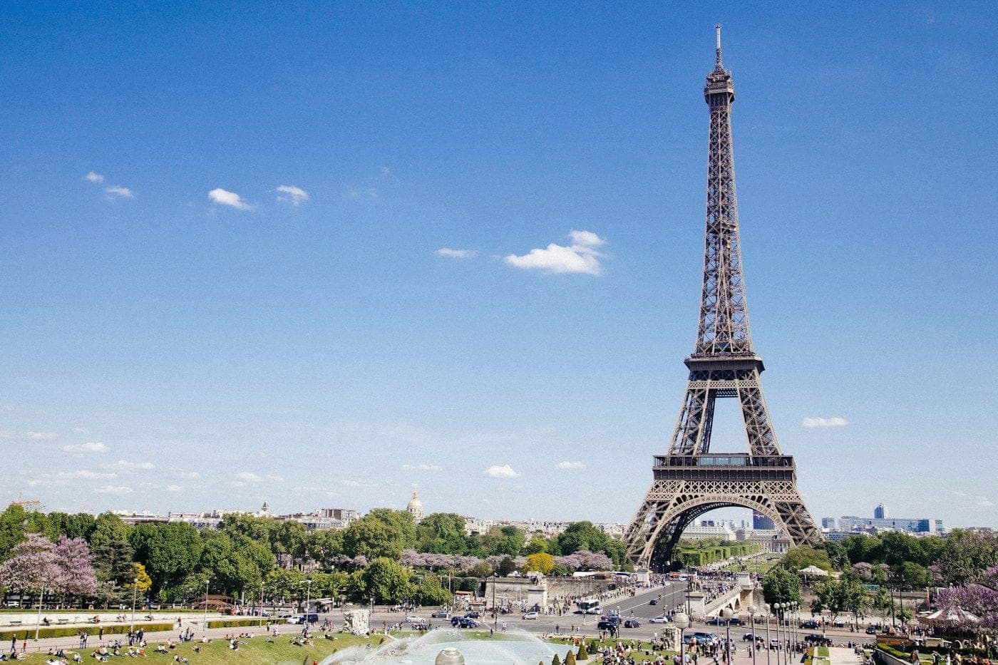 La Torre Eiffel sobre los jardines de París